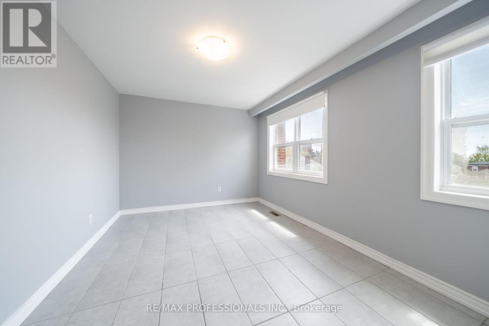 Upper - 35a Bowie Avenue, Toronto, Ontario  M6E 2P2 - Photo 9 - W13120280