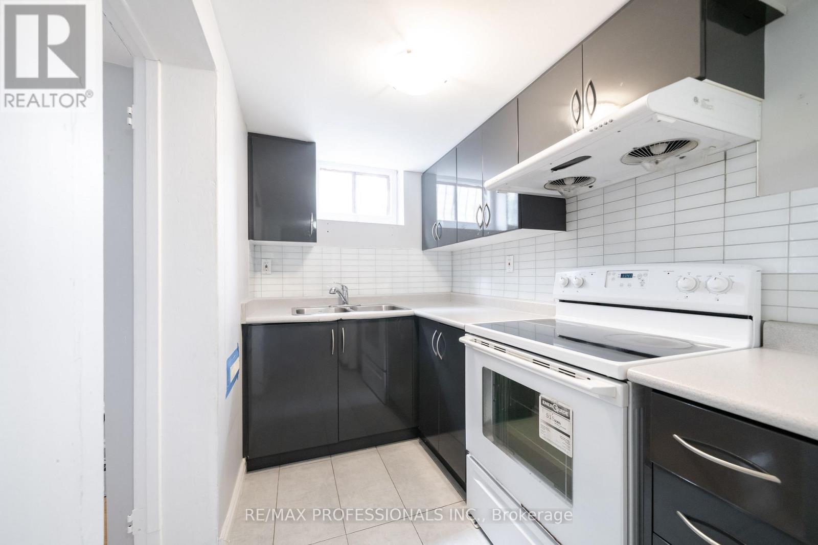 Bsmt - 35a Bowie Avenue, Toronto, Ontario  M6E 2P2 - Photo 12 - W13120300