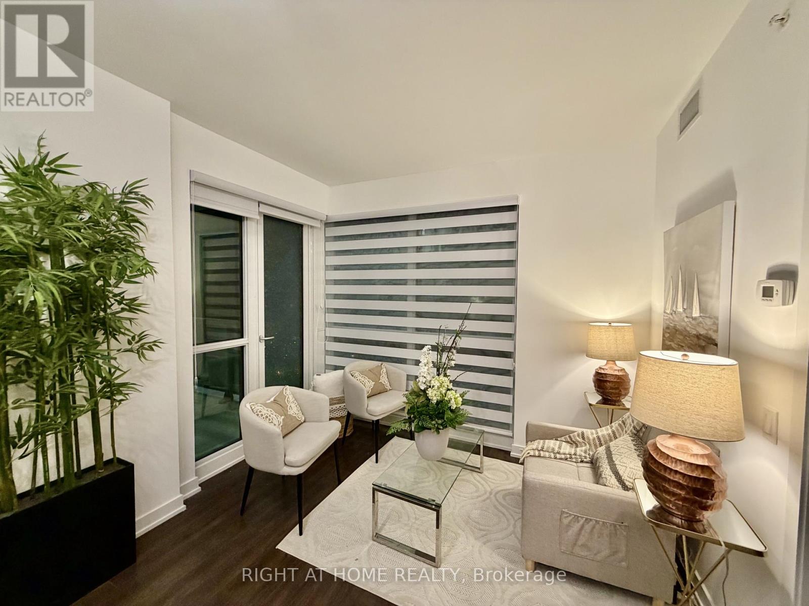 522 - 10 Park Lawn Road, Toronto, Ontario  M8V 0H9 - Photo 1 - W13120328