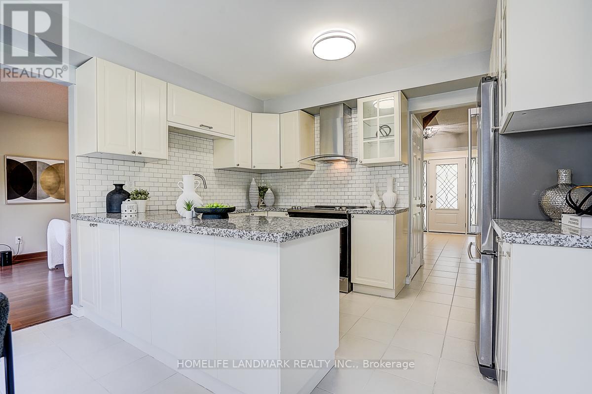 20 Lippincott Court, Richmond Hill, Ontario  L4C 7M4 - Photo 12 - N13120472