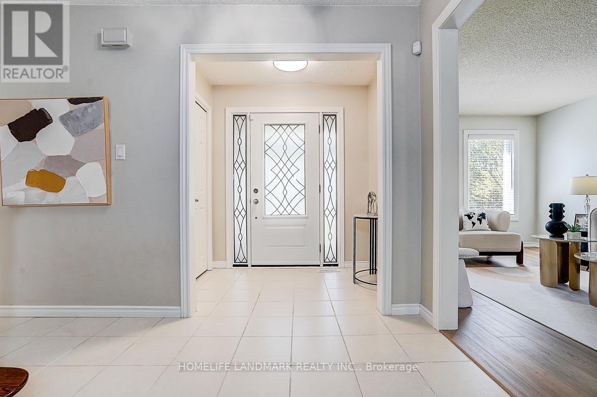 20 Lippincott Court, Richmond Hill, Ontario  L4C 7M4 - Photo 4 - N13120472