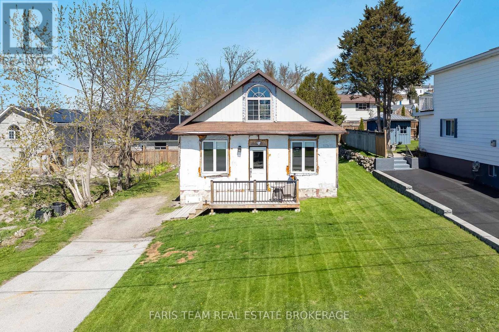 5 Scott Street, Penetanguishene, Ontario  L9M 1N1 - Photo 1 - S13120484