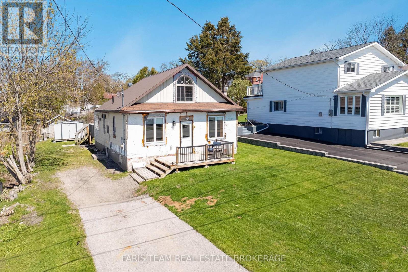 5 Scott Street, Penetanguishene, Ontario  L9M 1N1 - Photo 2 - S13120484