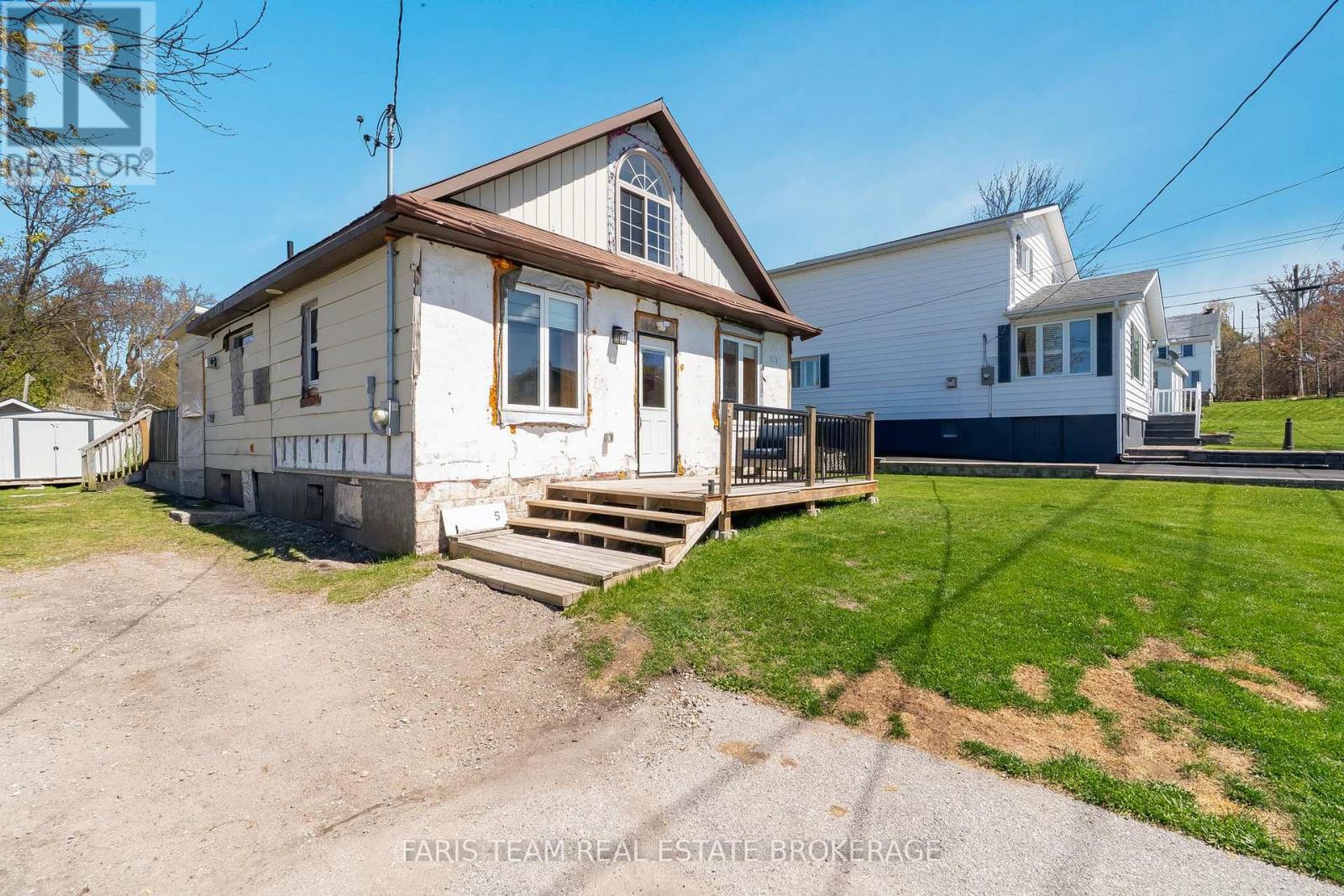 5 Scott Street, Penetanguishene, Ontario  L9M 1N1 - Photo 3 - S13120484