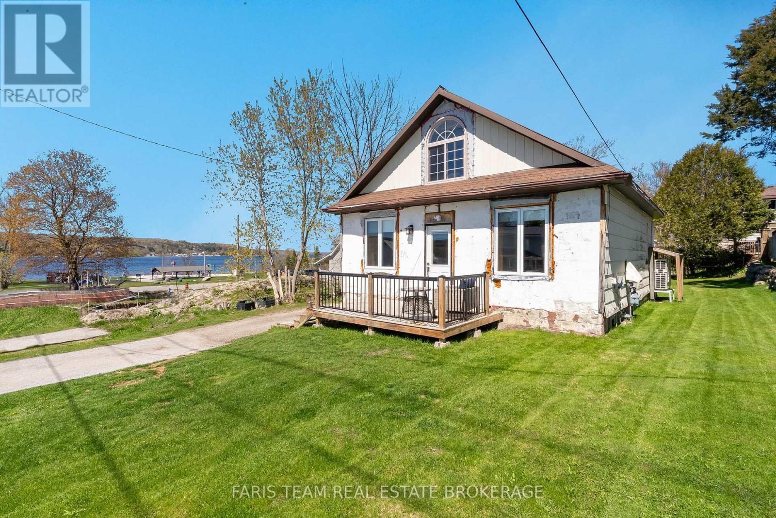 5 Scott Street, Penetanguishene, Ontario  L9M 1N1 - Photo 4 - S13120484