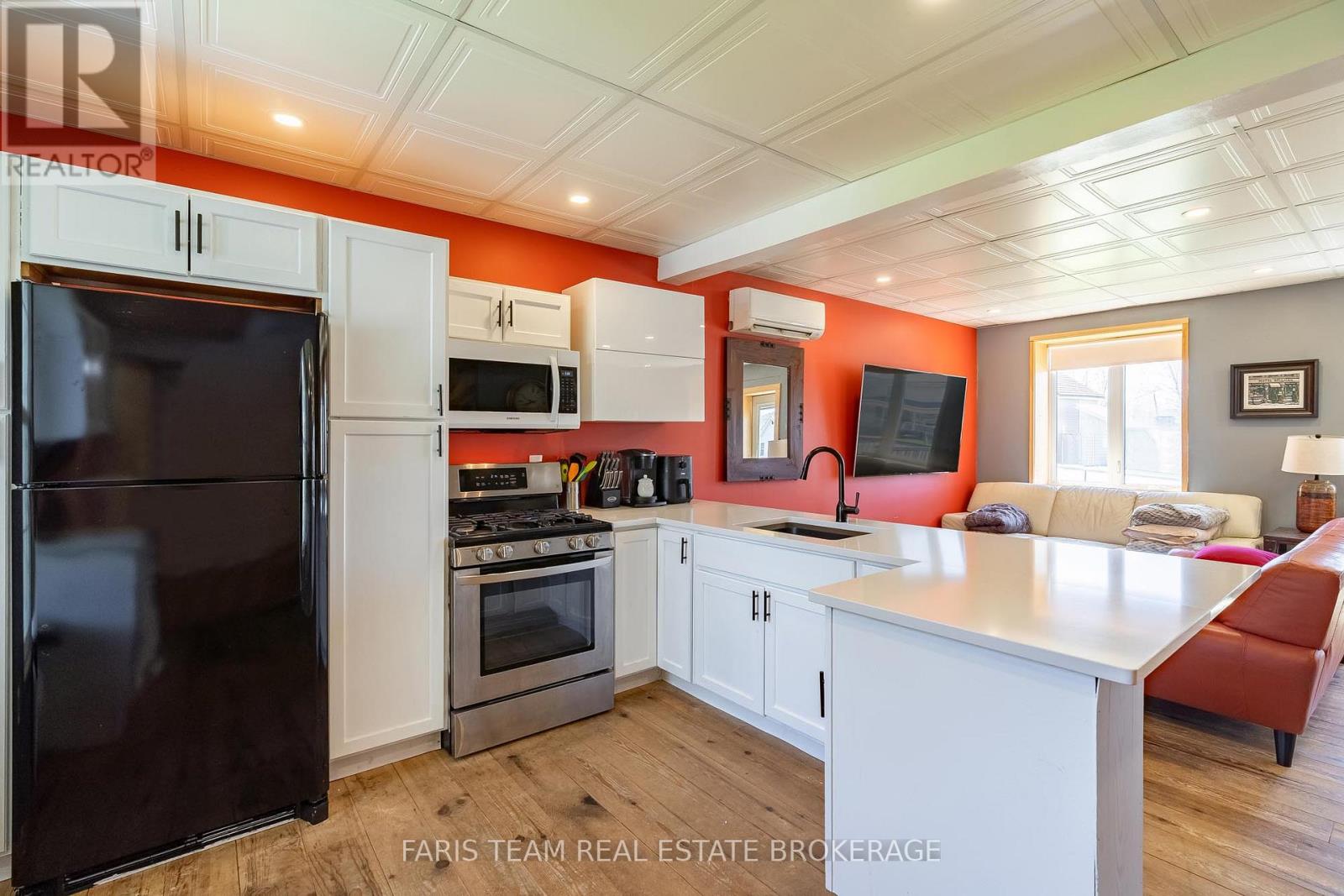 5 Scott Street, Penetanguishene, Ontario  L9M 1N1 - Photo 8 - S13120484