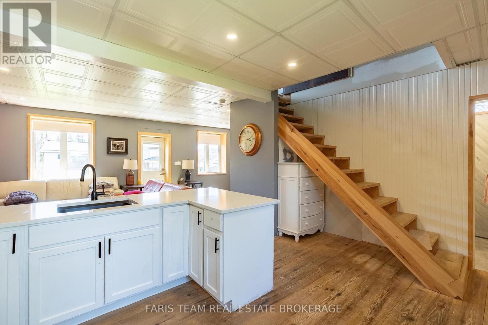 5 Scott Street, Penetanguishene, Ontario  L9M 1N1 - Photo 9 - S13120484