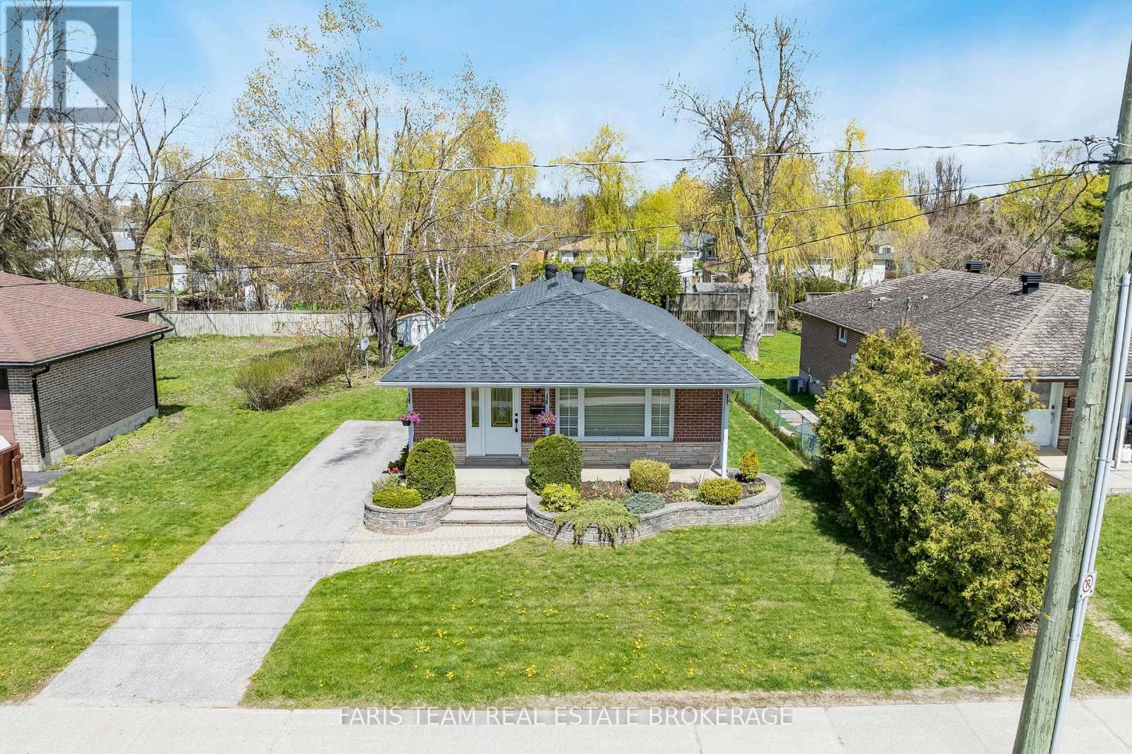 212 Grove Street E, Barrie (Wellington), Ontario  L4M 2P9 - Photo 2 - S13120496