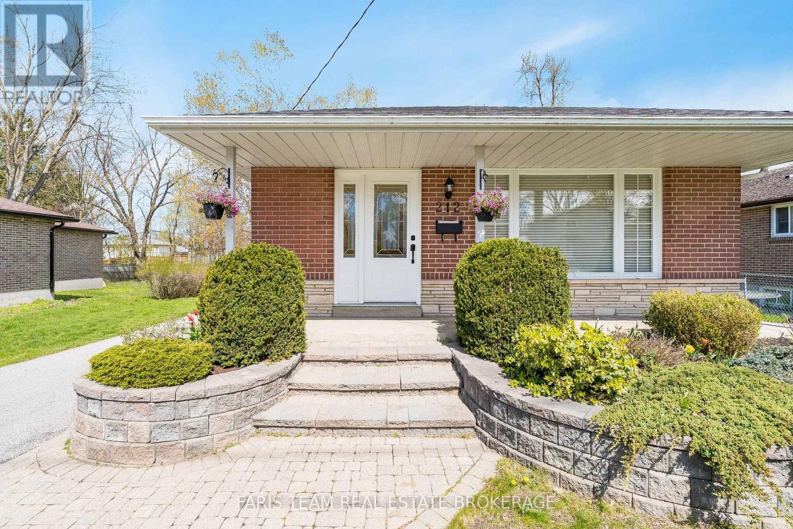 212 Grove Street E, Barrie (Wellington), Ontario  L4M 2P9 - Photo 3 - S13120496