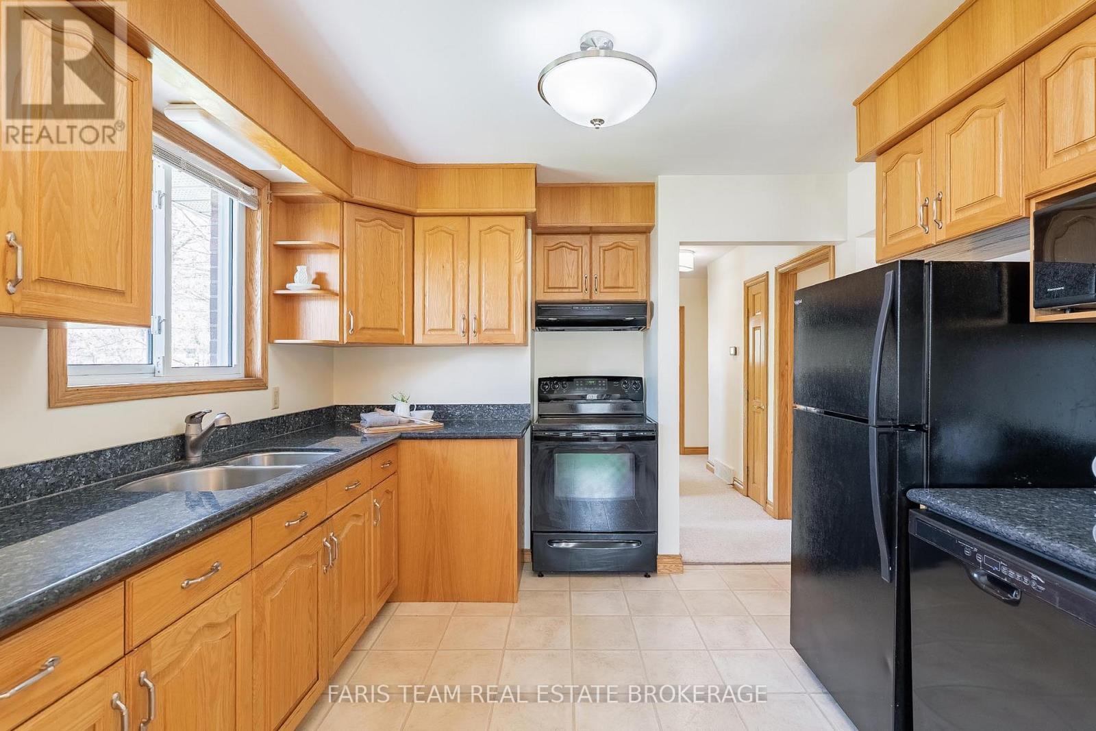 212 Grove Street E, Barrie (Wellington), Ontario  L4M 2P9 - Photo 4 - S13120496