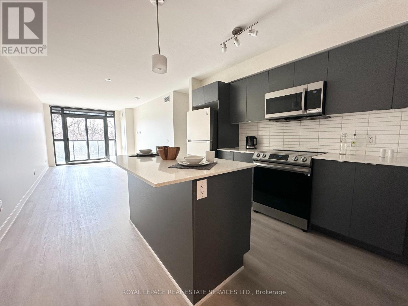 323 - 3385 Dundas Street W, Toronto, Ontario  M6S 2S2 - Photo 3 - W13120504