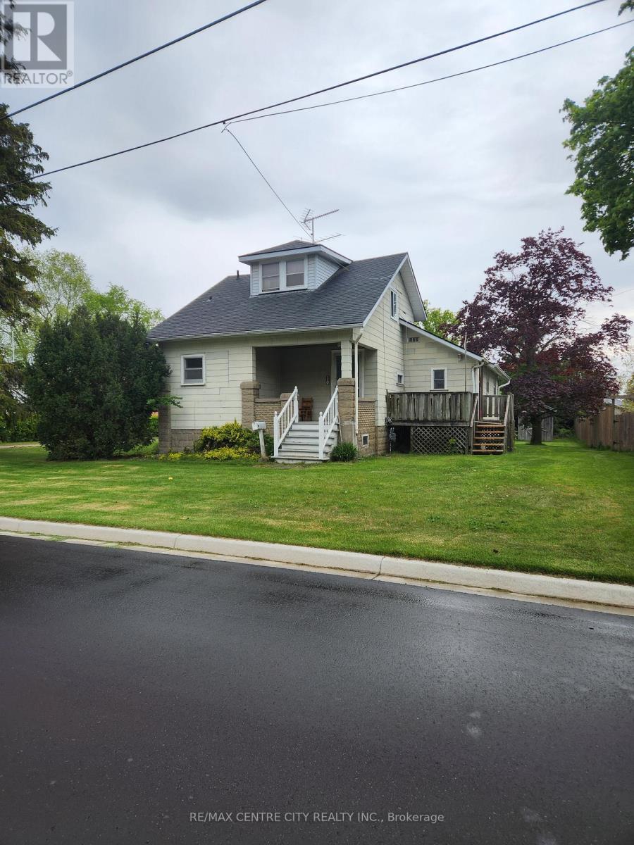 30 QUEEN STREET, Strathroy-Caradoc, Ontario