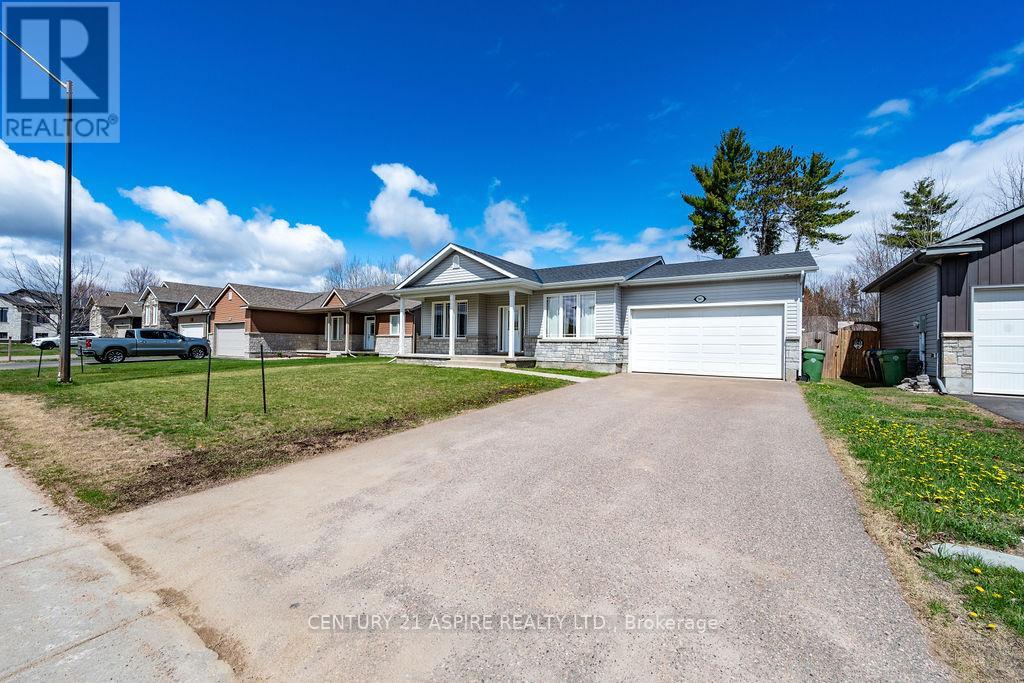 541 Gardner Crescent, Petawawa, Ontario  K8H 0C4 - Photo 4 - X13120650