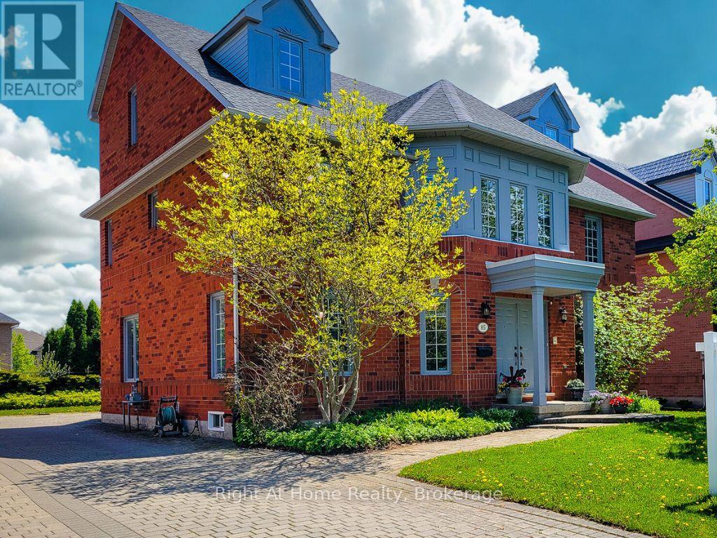 85 MEADOWLANDS BOULEVARD, Hamilton, Ontario