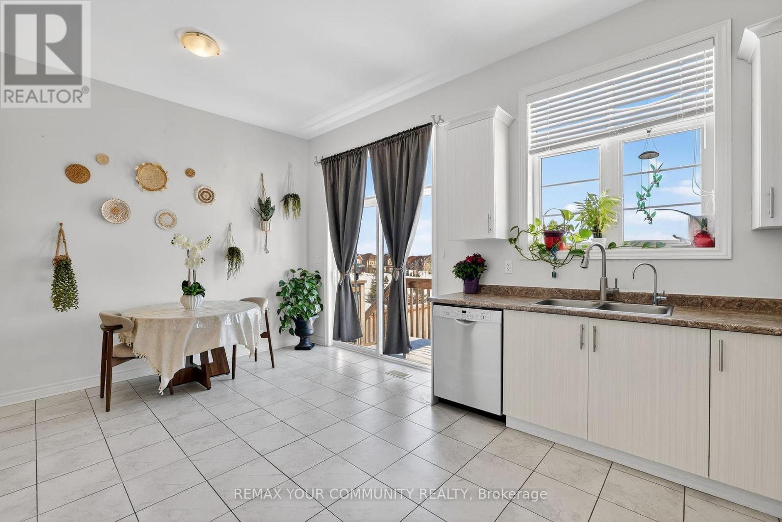 31 Tay Boulevard, Bradford West Gwillimbury, Ontario  L3Z 0W5 - Photo 12 - N12853588