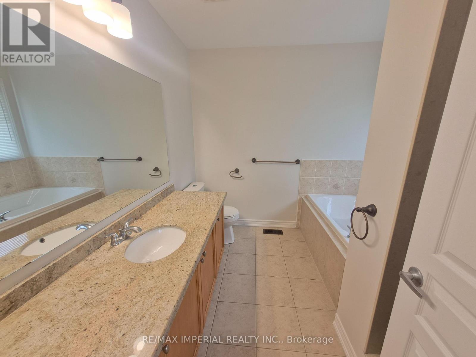 29 Mansard Drive, Richmond Hill, Ontario  L4E 0L7 - Photo 11 - N13120584