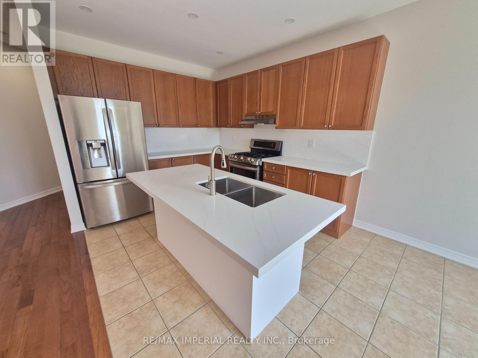 29 Mansard Drive, Richmond Hill, Ontario  L4E 0L7 - Photo 4 - N13120584
