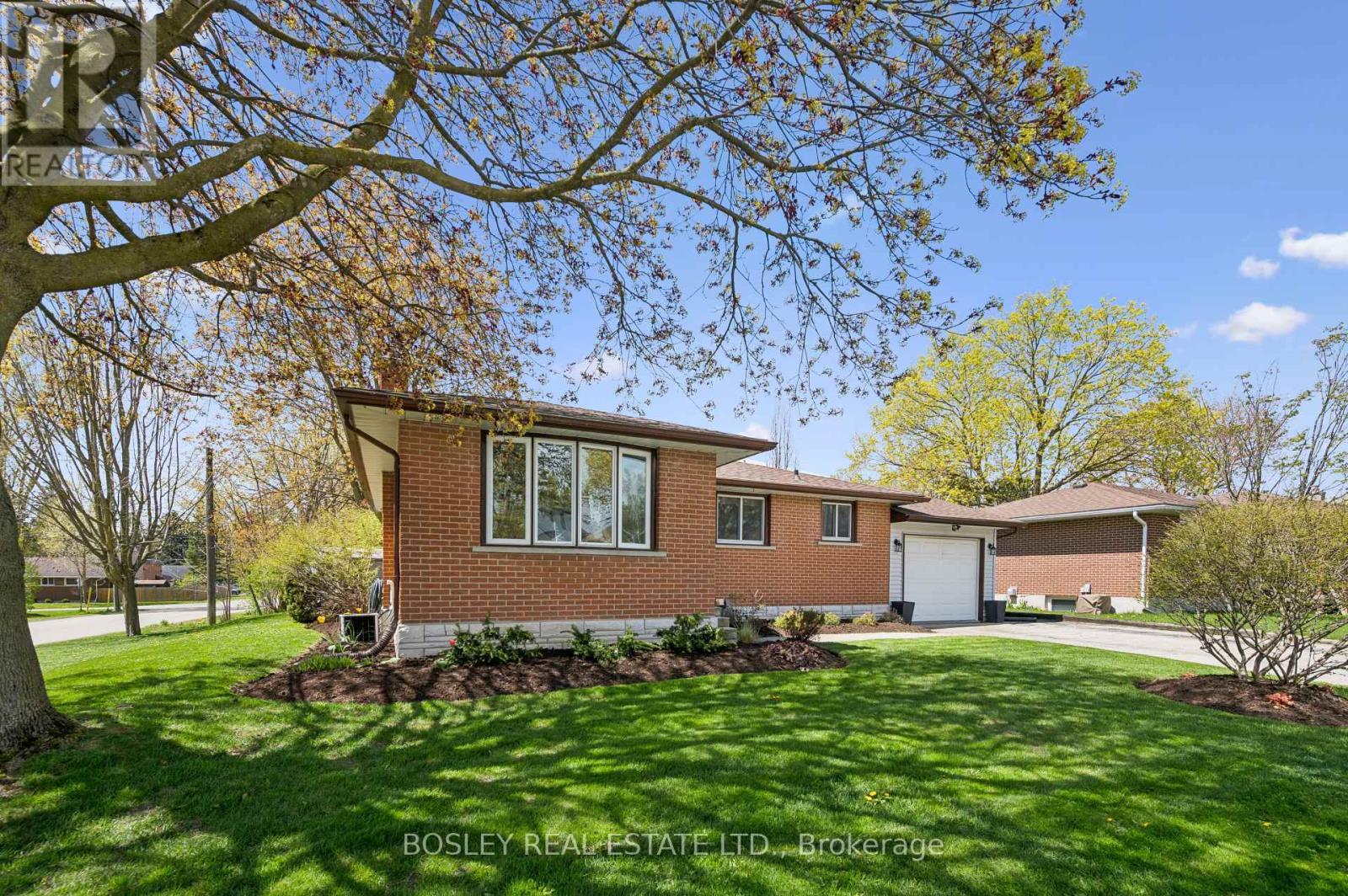 204 Irvine Street, Centre Wellington, Ontario  N0B 1S0 - Photo 2 - X12912972