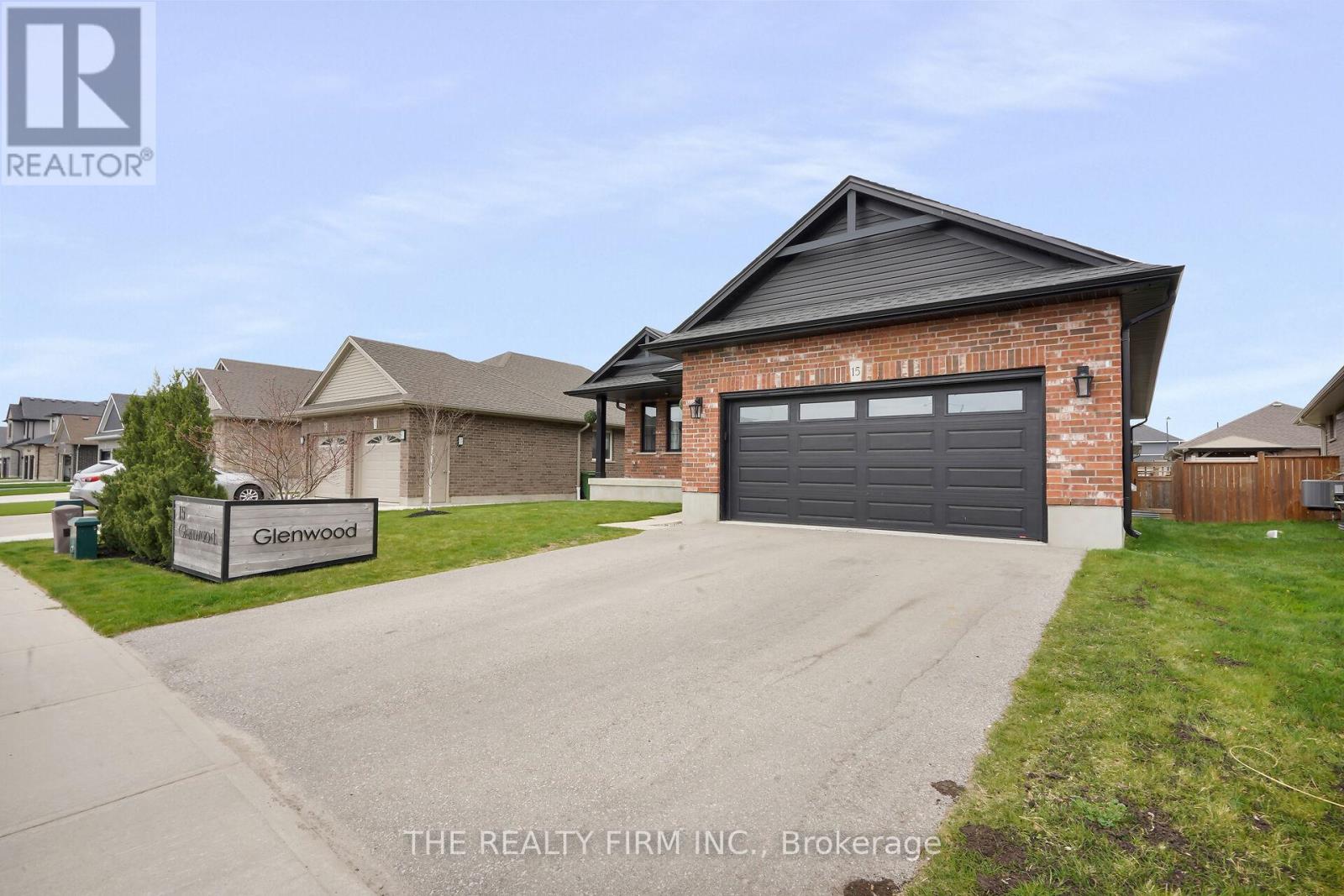 15 Glenwood Street, St. Thomas, Ontario  N5R 0G9 - Photo 2 - X13120810