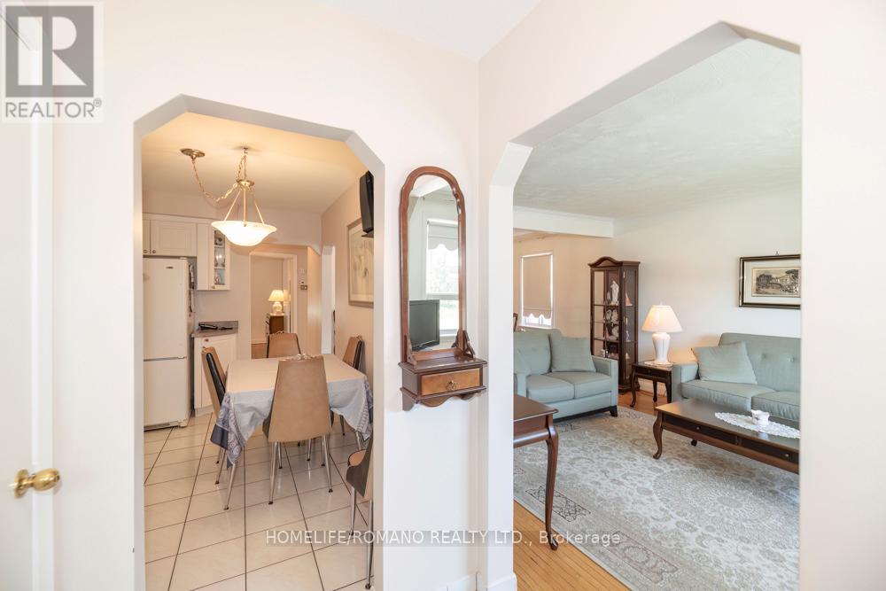 24 Katherine Road, Toronto, Ontario  M3K 1H9 - Photo 4 - W13118164