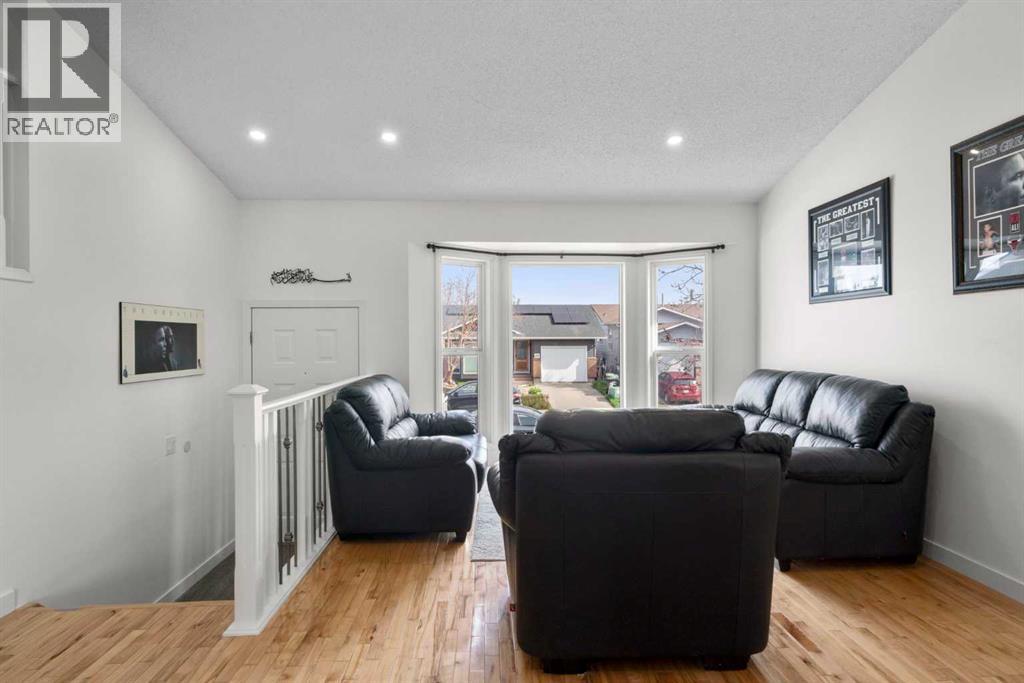 107 Cedargrove Way Sw, Calgary, Alberta  T2W 4V1 - Photo 3 - A2306019