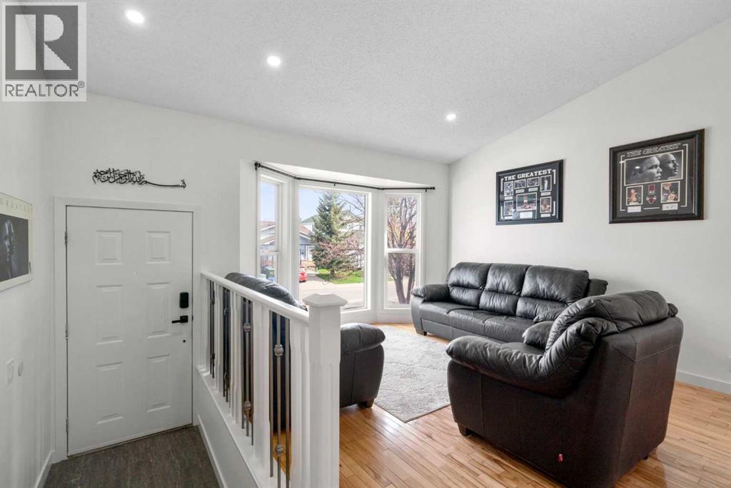 107 Cedargrove Way Sw, Calgary, Alberta  T2W 4V1 - Photo 2 - A2306019