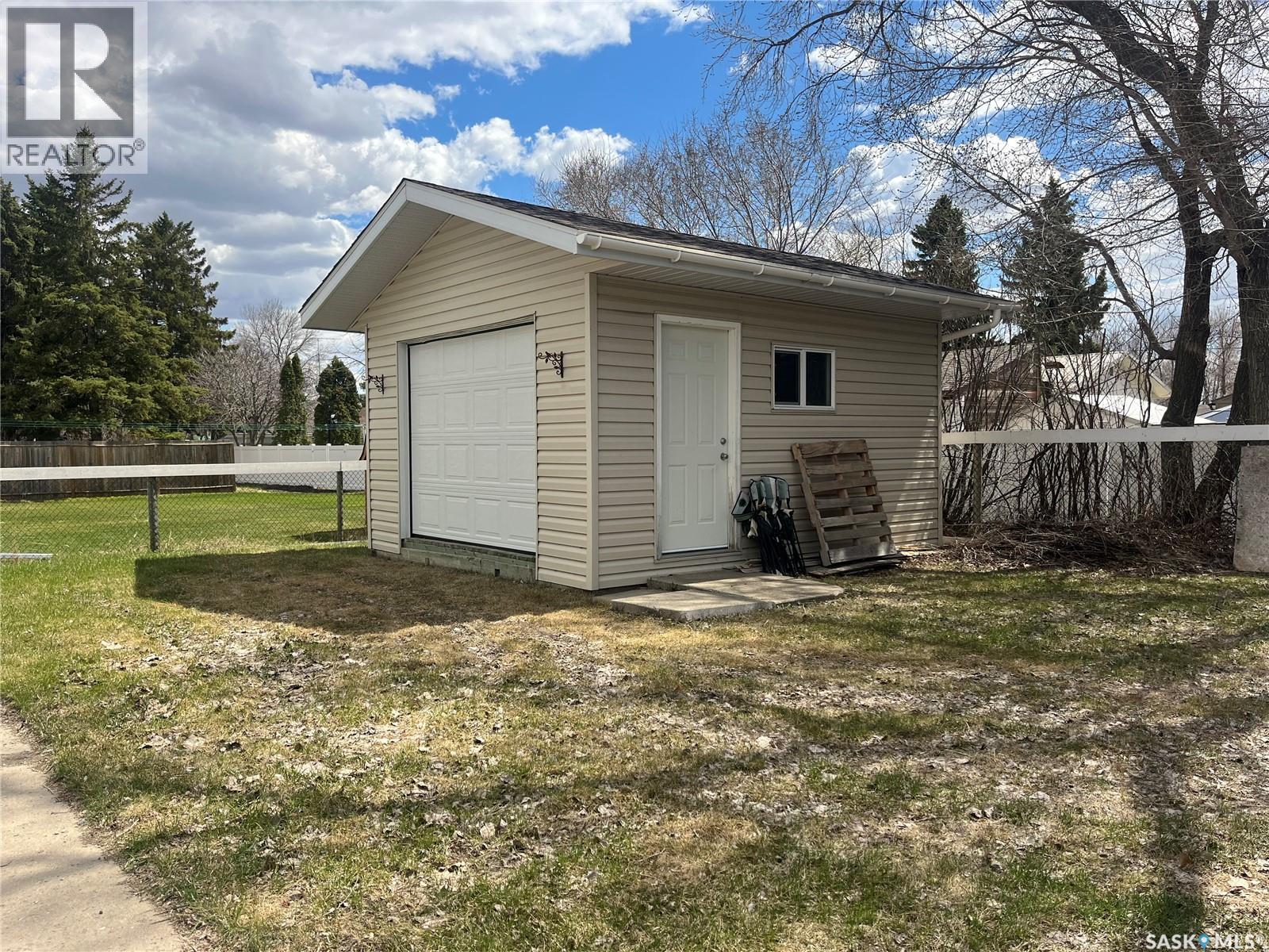 1001 Carlton Drive, Esterhazy, Saskatchewan  S0A 0X0 - Photo 2 - SK035820