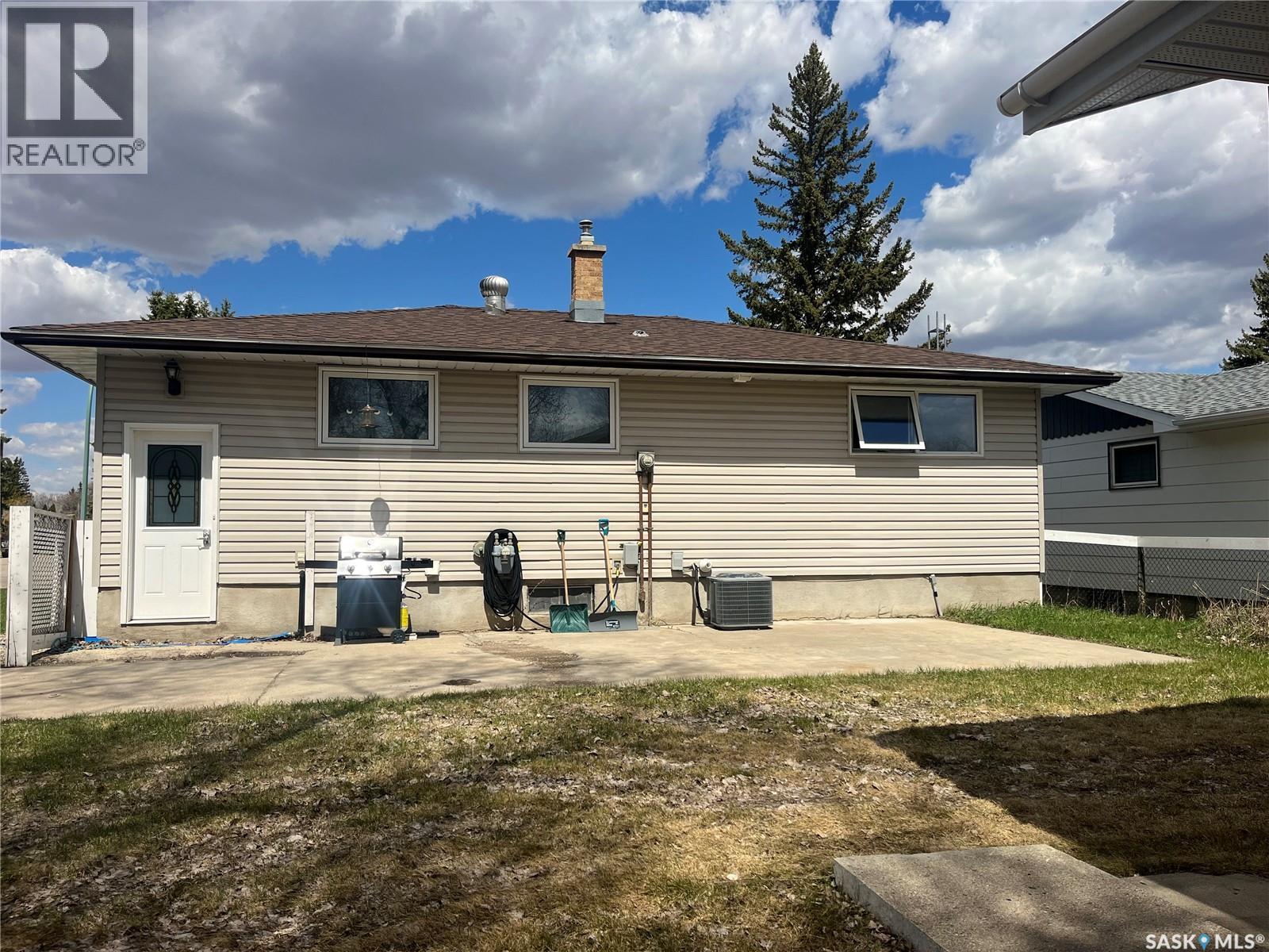 1001 Carlton Drive, Esterhazy, Saskatchewan  S0A 0X0 - Photo 4 - SK035820