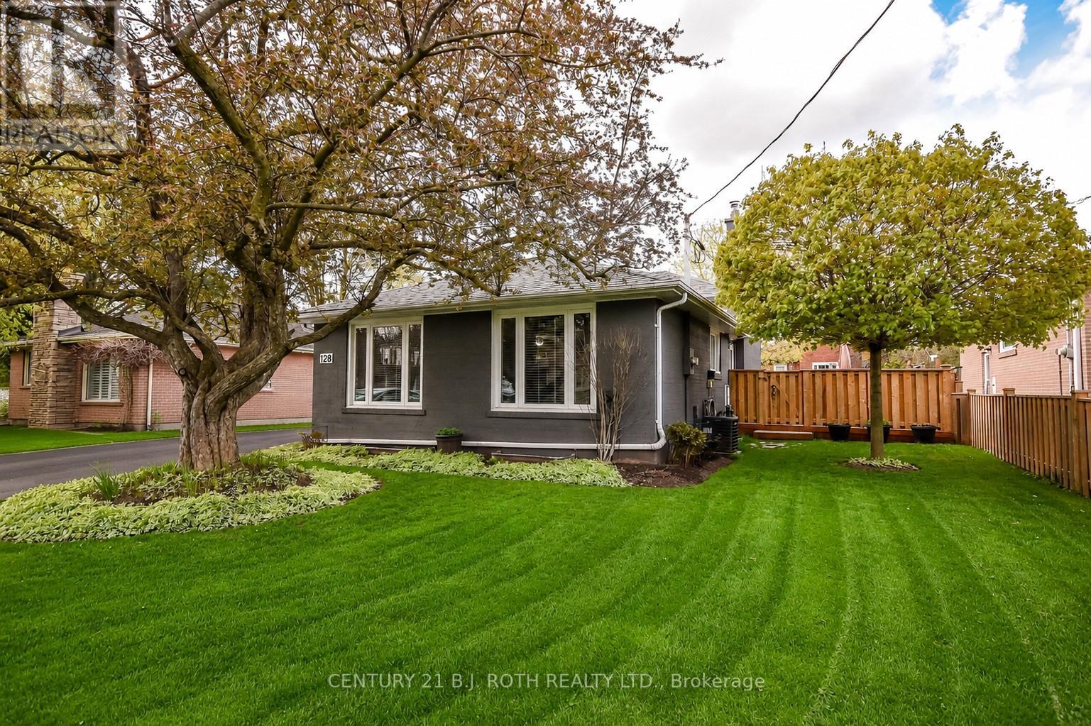 128 CHERRYWOOD DRIVE, Newmarket, Ontario