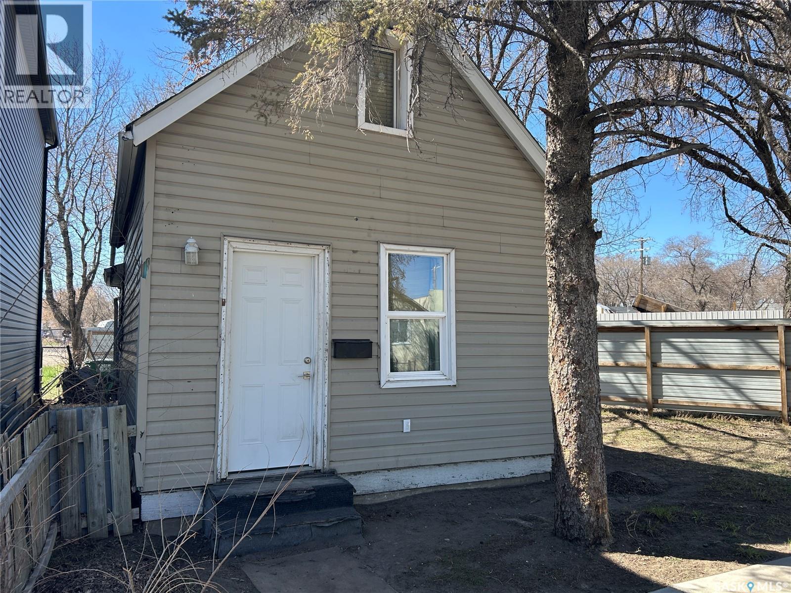 209 I Avenue S, Saskatoon, Saskatchewan  S7M 1X8 - Photo 1 - SK035813