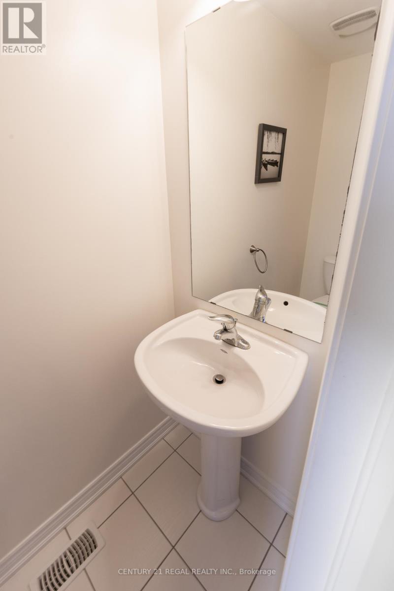 27 Belanger Crescent S, Toronto, Ontario  M1L 0H3 - Photo 5 - E13090156