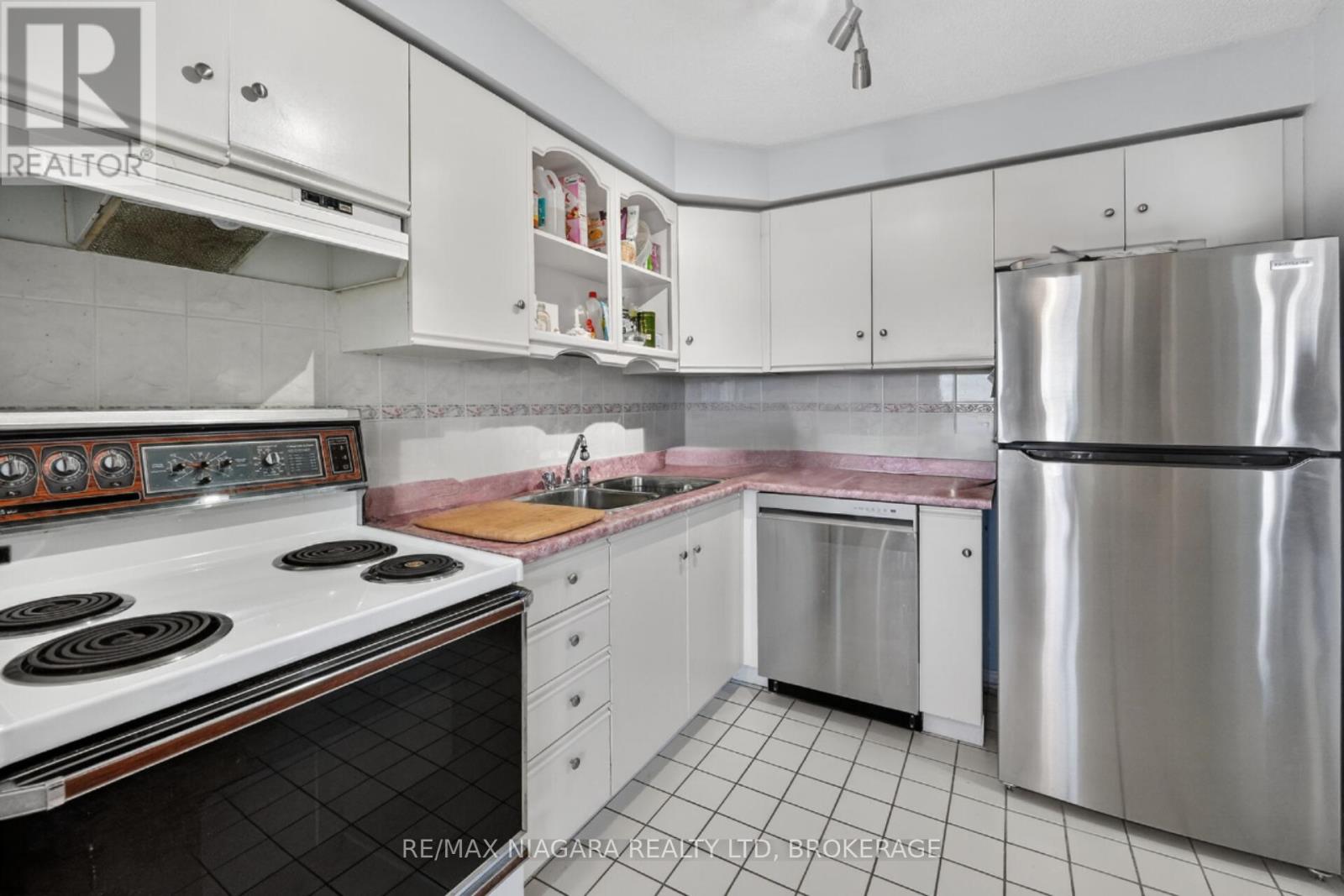 501 - 81 Scott Street, St. Catharines, Ontario  L2N 7L5 - Photo 5 - X12979702