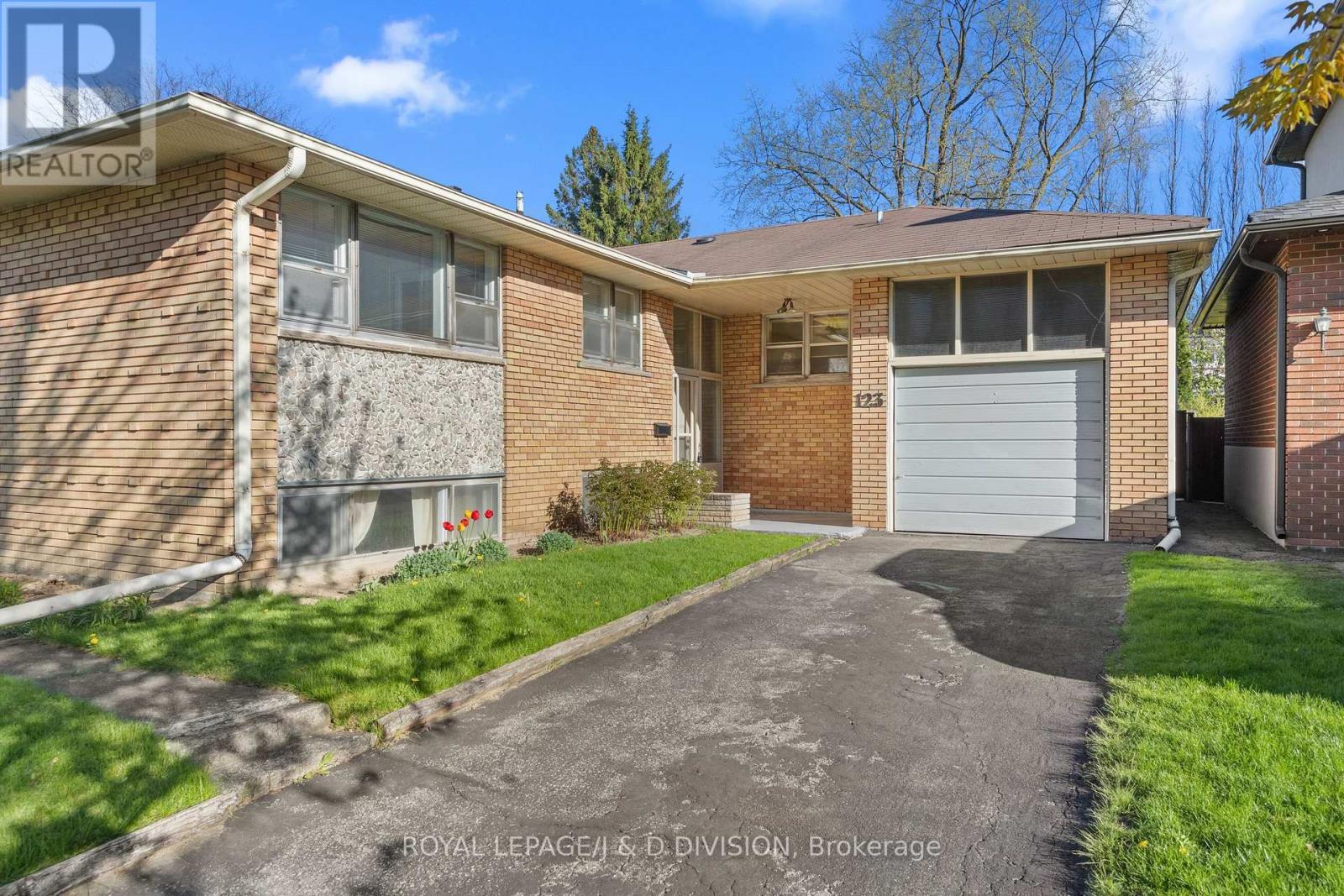 123 Betty Ann Drive, Toronto, Ontario  M2N 1X3 - Photo 3 - C13121784