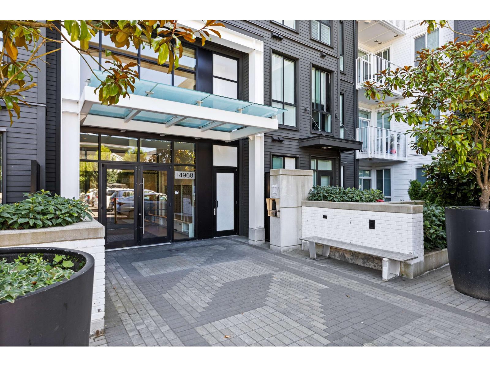 425 14968 101a Avenue, Surrey, British Columbia  V3R 0E8 - Photo 1 - R3121746