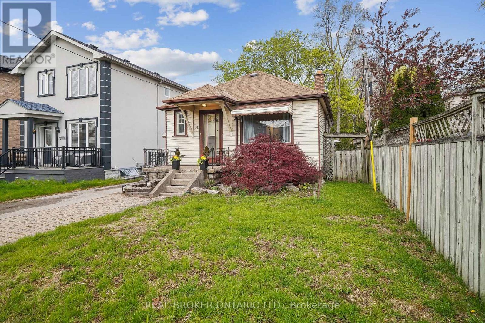 <div class="slider-price">$829,000</div><p>14 Plains Road, Toronto, Ontario</p>