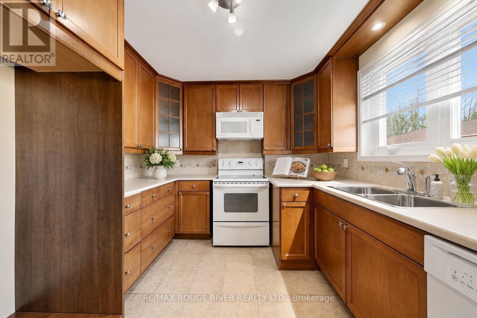 102 Taysham Crescent, Toronto, Ontario  M9V 1X3 - Photo 5 - W13121684