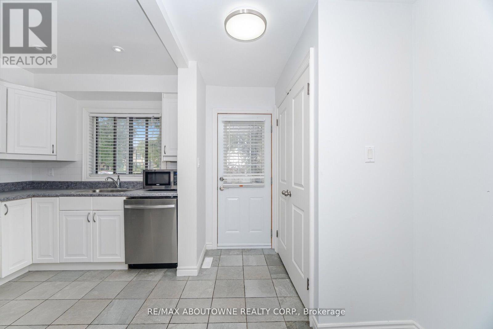27 - 2779 Gananoque Drive, Mississauga, Ontario  L5N 2E4 - Photo 4 - W13121838