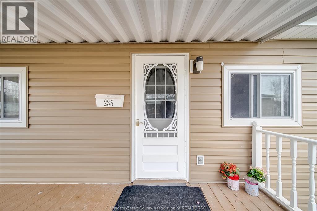 235 David Court, Essex, Ontario  N8M 2B2 - Photo 5 - 26011030