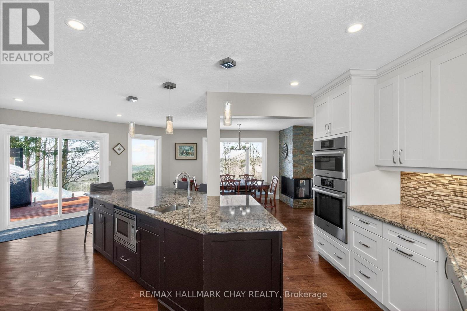 16 Highland Drive, Oro-Medonte, Ontario  L0L 2L0 - Photo 12 - S12870236