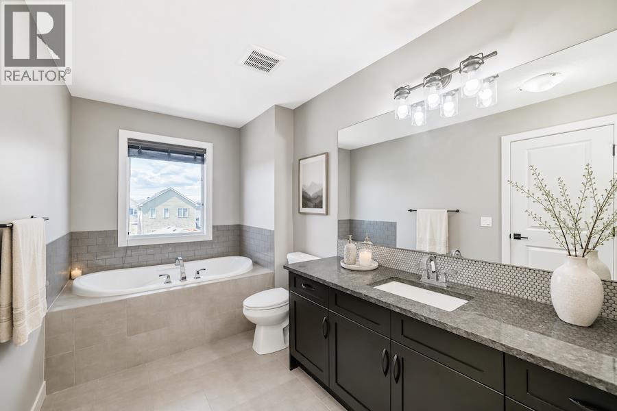 19 Heritage Rise, Cochrane, Alberta  T4C 2R4 - Photo 29 - A2309687