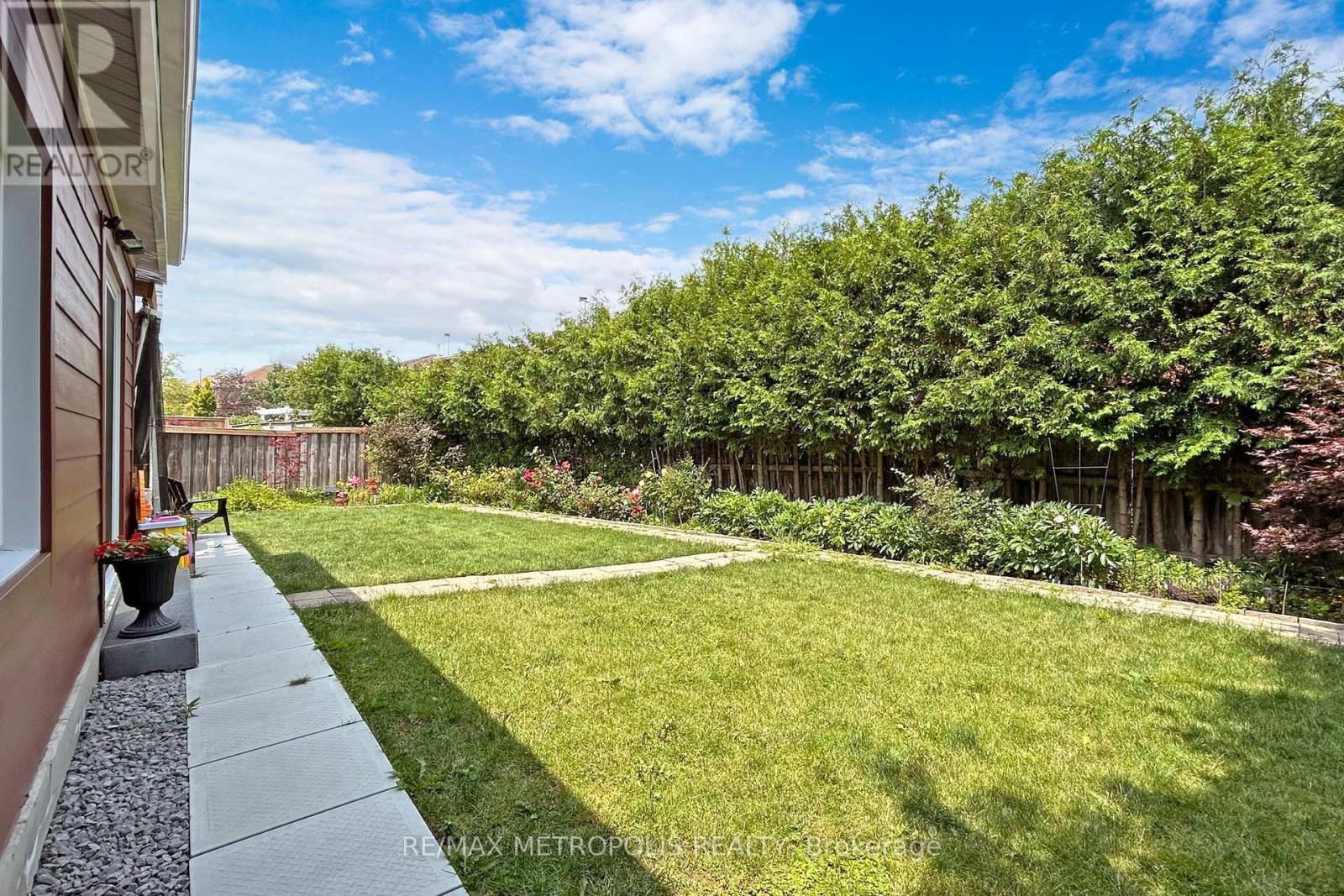 64 Mandel Crescent, Richmond Hill, Ontario  L4C 9Z7 - Photo 49 - N13068770