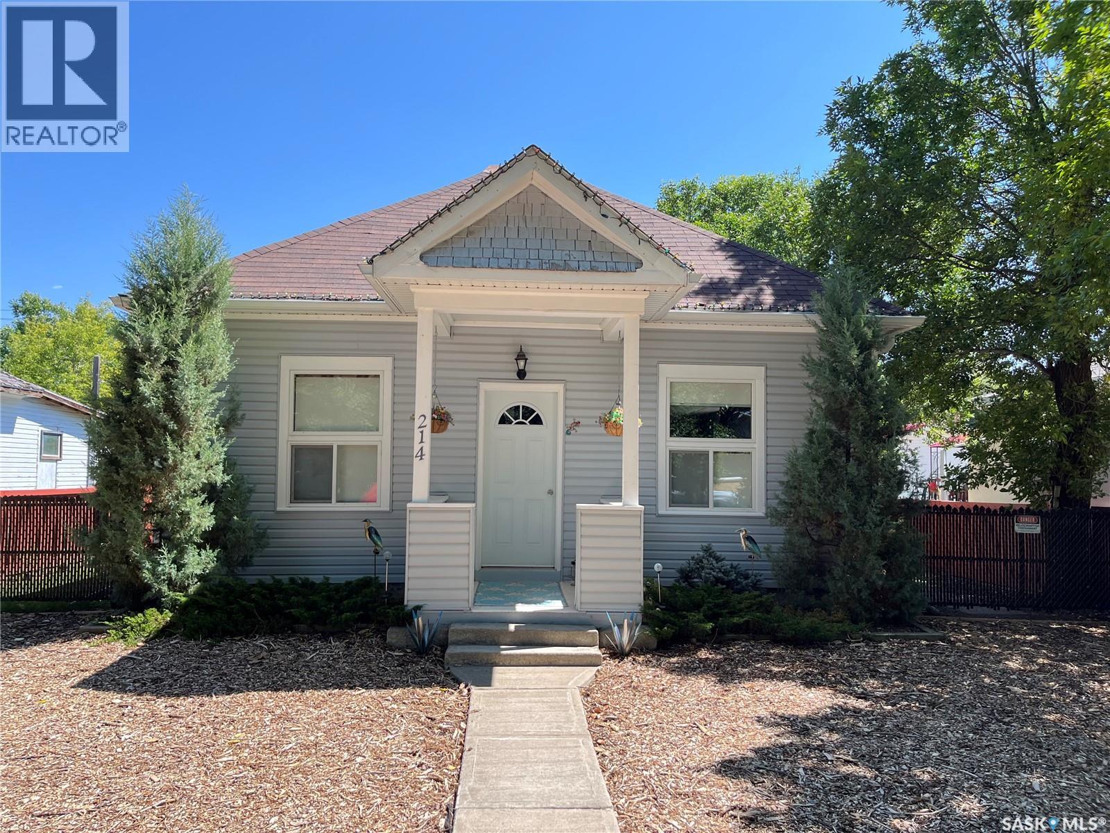 214 Marsh Street, Maple Creek, Saskatchewan  S0N 1N0 - Photo 1 - SK035840