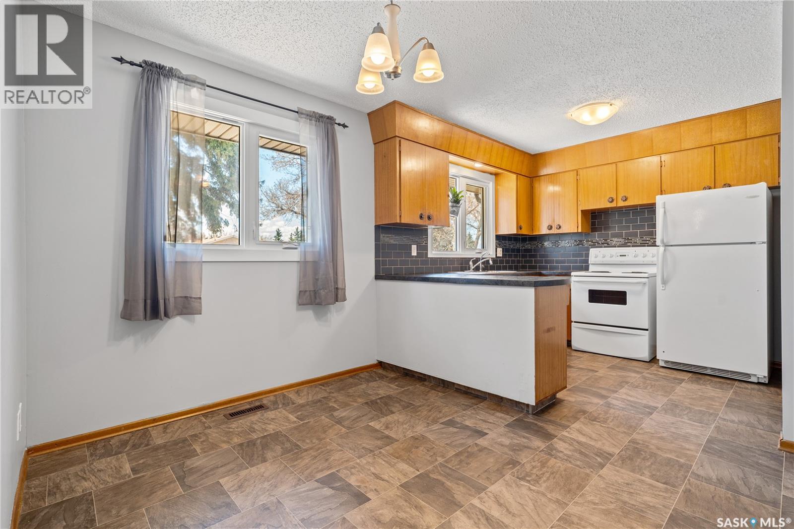 46 Hammond Road, Regina, Saskatchewan  S4R 3C6 - Photo 11 - SK035163