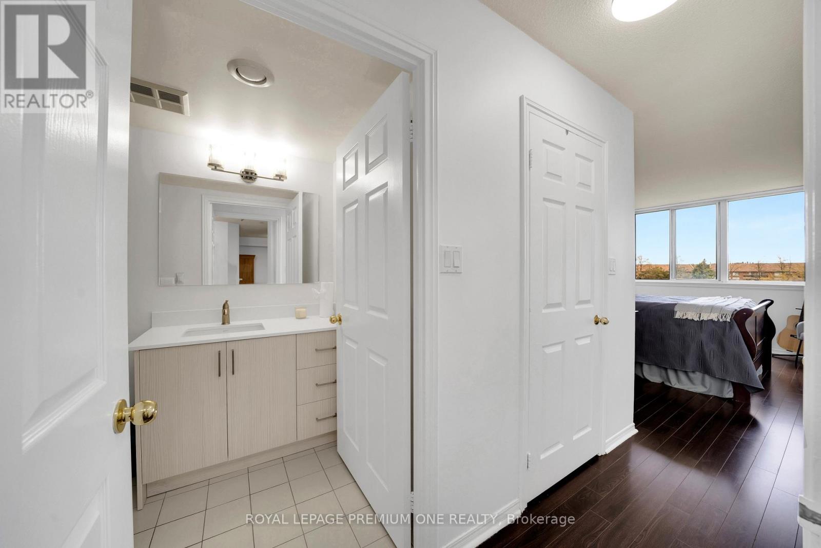 310 - 1001 Cedarglen Gate, Mississauga, Ontario  L5C 4R2 - Photo 8 - W13122192