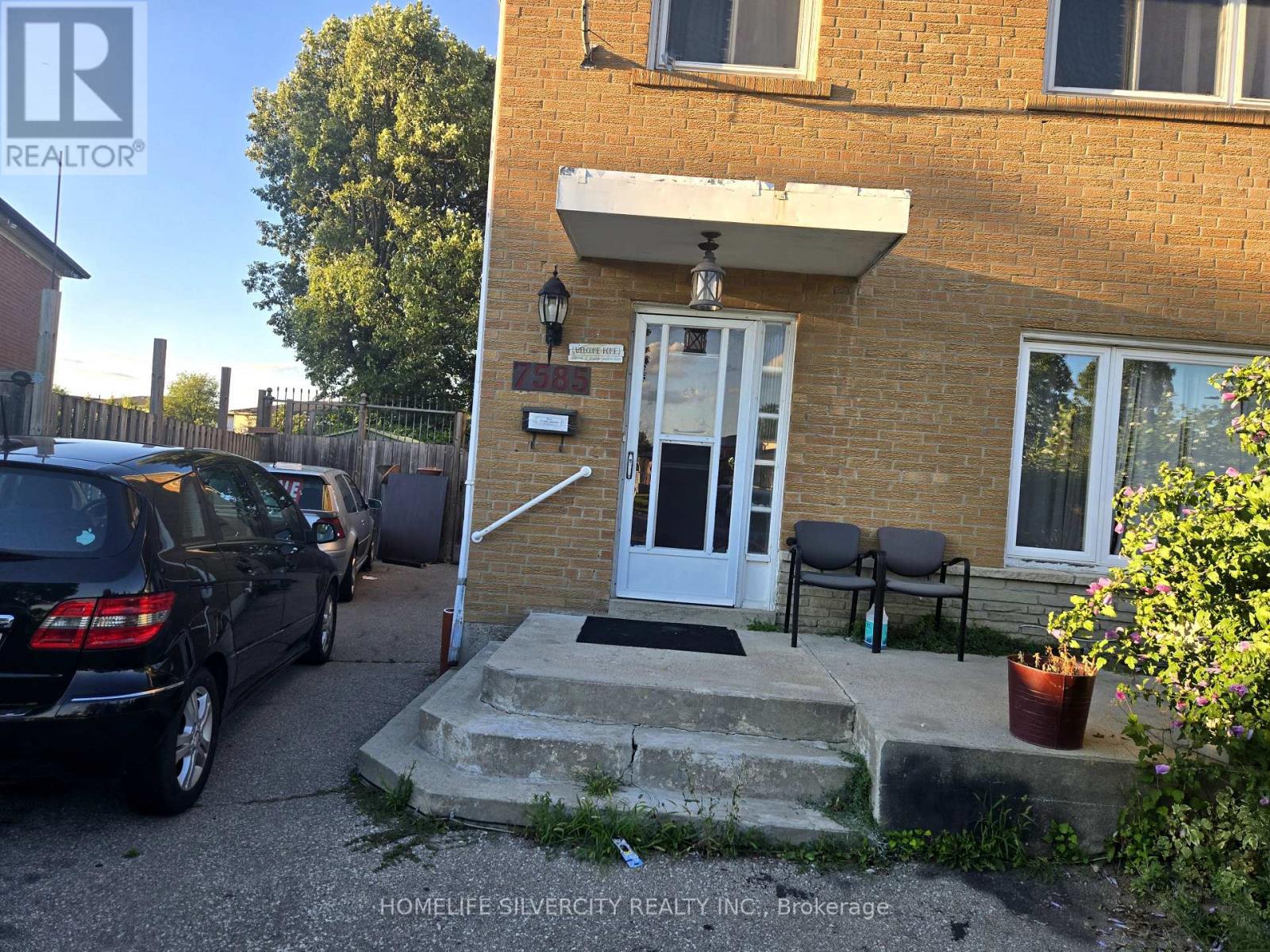 7585 Wrenwood Crescent, Mississauga, Ontario  L4T 2V8 - Photo 2 - W13122274