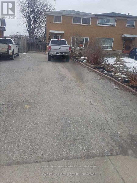 7585 Wrenwood Crescent, Mississauga, Ontario  L4T 2V8 - Photo 3 - W13122274
