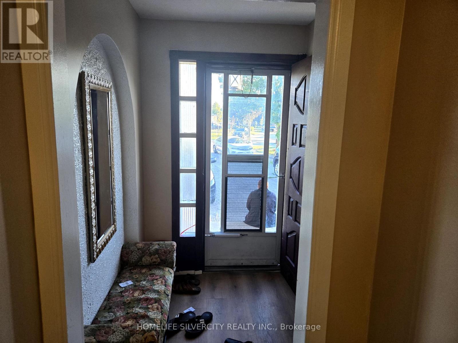 7585 Wrenwood Crescent, Mississauga, Ontario  L4T 2V8 - Photo 4 - W13122274