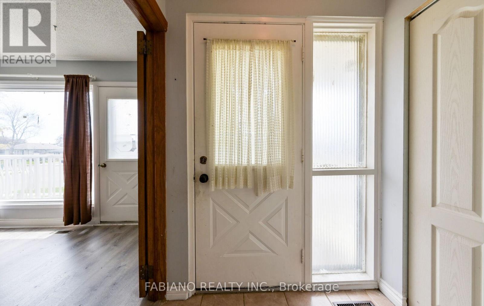 35 Murchison Crescent, Toronto, Ontario  M9V 3P5 - Photo 7 - W13122554