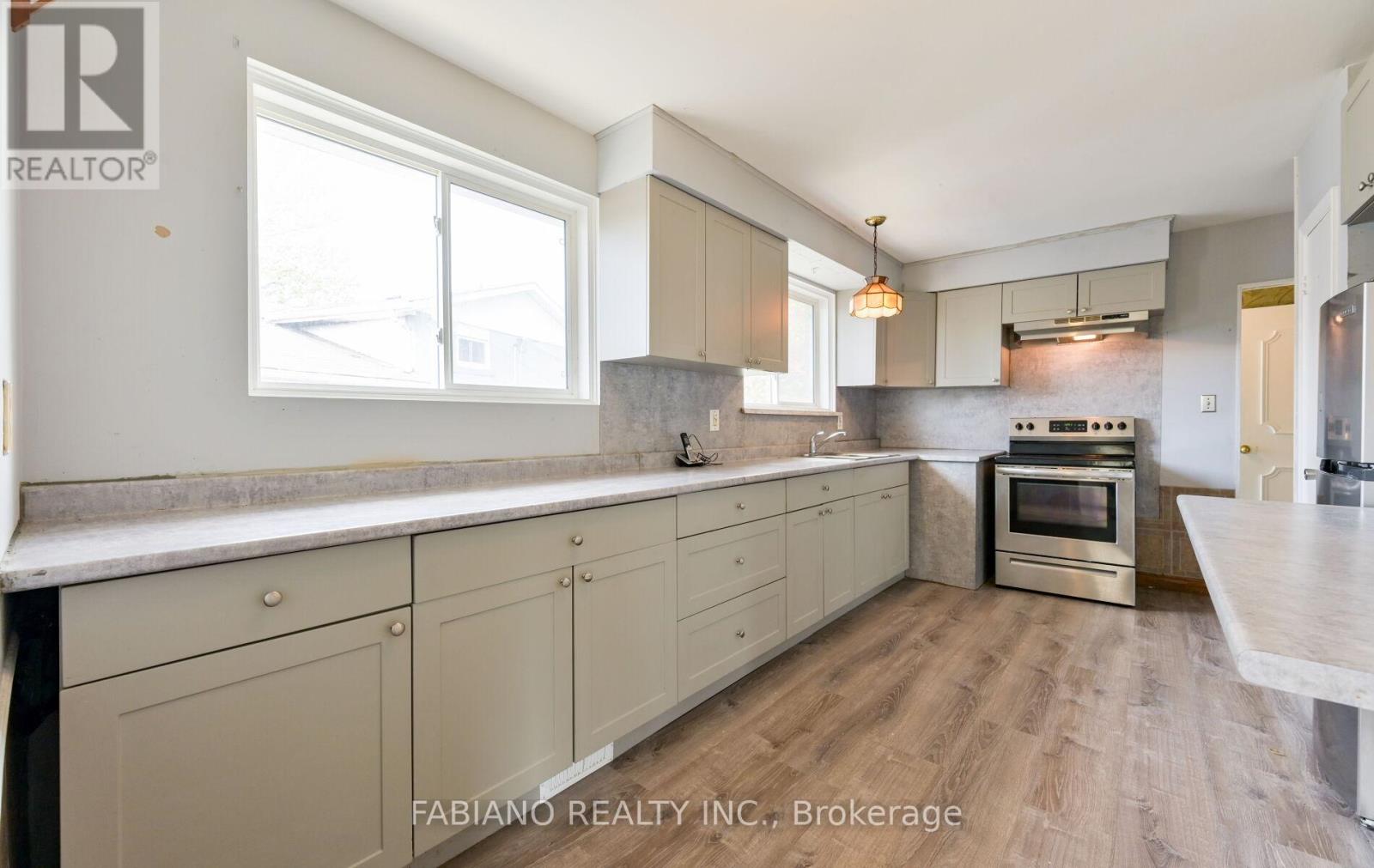 35 Murchison Crescent, Toronto, Ontario  M9V 3P5 - Photo 8 - W13122554