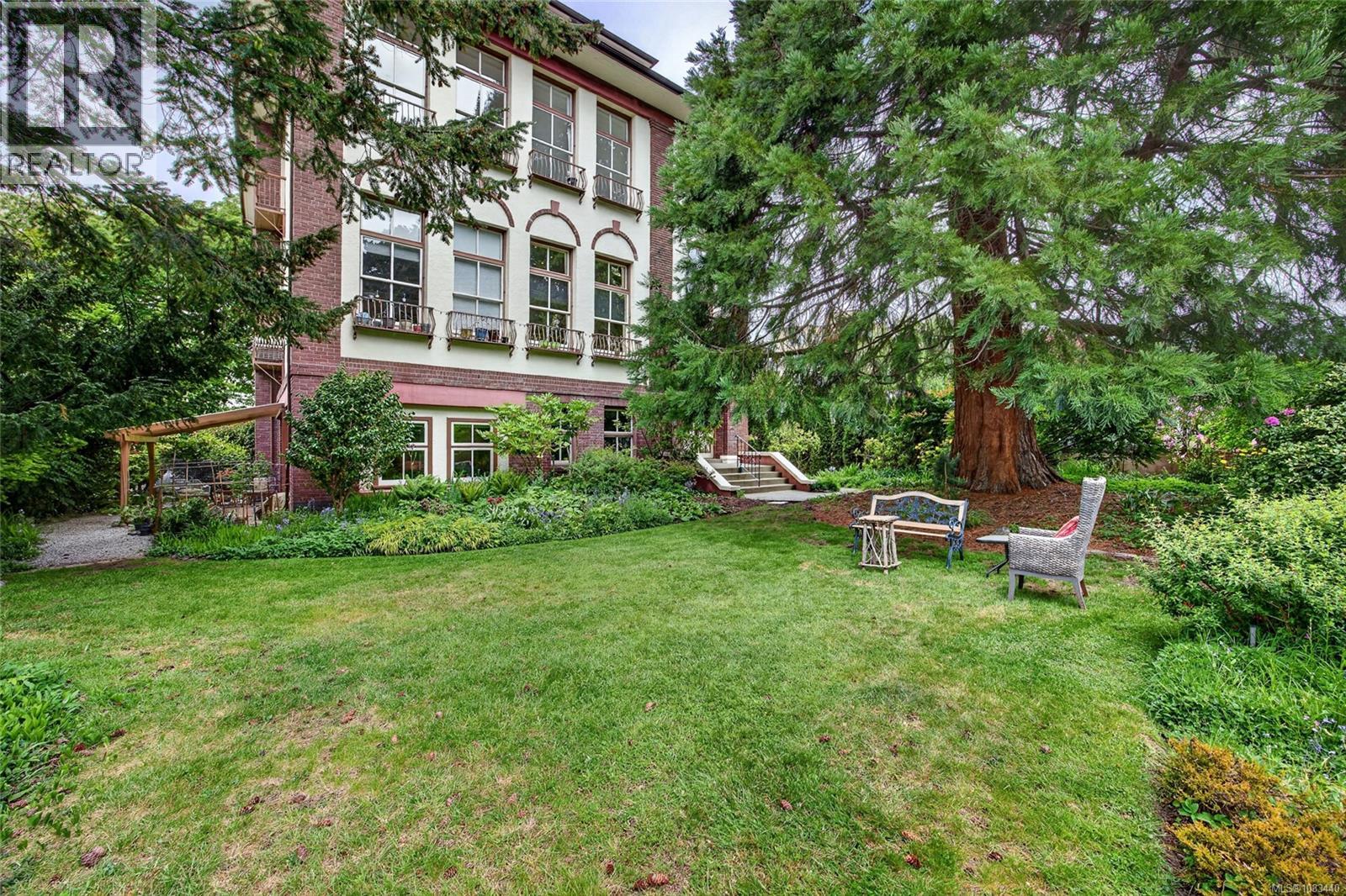 306 120 Douglas St, Victoria, British Columbia  V8V 2N9 - Photo 3 - 1033440